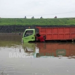 Truk yang nekat menerjang banjir di raya Porong akhirnya mogok. 