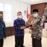Bupati Tuban, H. Fathul Huda menerima penghargaan dari Deputi Direktur BPJS Ketenagakerjaan Kanwil Jawa Timur, di Ruang RH Ronggolawe Setda Tuban, Kamis (29/4/2021).