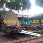 Bangunan Pendopo Bupati Gresik bagian depan di Jalan KH Wachid Hasyim yang ambruk. Foto: SYUHUD/BANGSAONLINE