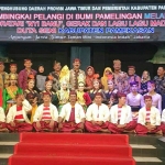 Pj Bupati Pamekasan Fattah Jasin saat foto bersama tim kesenian. Serta tampilan menawan peragaan Batik Tulis asal Pamekasan.
