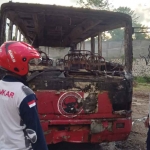 Petugas saat melakukan evakuasi bus PDIP yang hangus dibakar 2 bocah SD di Kota Blitar.