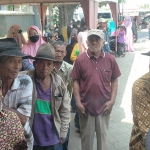 Sejumlah lansia di Bojonegoro saat mengantre untuk mendapatkan uang bansos Rp500 ribu dari Pemprov Jatim. Foto: EKY NURHADI/BANGSAONLINE