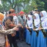 Gubernur Khofifah saat menyapa Finalis Duta Pelajar Antikorupsi Jawa Timur.