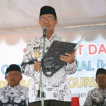 Bupati Tuban Fathul Huda saat menyampaikan sambutan di Apel Hari Guru Nasional (HGN) Tahun 2019 dan HUT ke-74 Persatuan Guru Republik Indonesia (PGRI) di Alun-alun Tuban, Selasa (17/12).