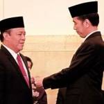 LENCANA - Fadeli menerima penyematan Satya Lencana Karya Bakti dari Presiden RI Jokowi. (Humas Pemkab Lamongan)