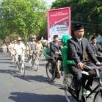 Puluhan anggota paguyuban Komonitas Ontel Sepeda Tua Indonesia (Kosti) mengantarkan 4 orang wakilnya yang akan dilantik menjadi anggota DPRD. Mereka membonceng istrinya menggunakan sepeda ontel. Foto: bambang dj/BANGSAONLINE