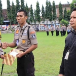 Kapolres Madiun, AKBP Anton Prasetyo, saat memberi penghargaan kepada warga sipil yang membantu kasus pembobolan ATM.