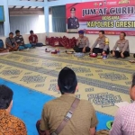 Kapolres Gresik AKBP Muchamad Nur Azis menggelar Jumat Curhat dengan para nelayan. Foto: SYUHUD/ BANGSAONLINE.com