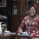 Wali Kota Risma saat menjadi pembicara dalam acara peluncuran program Gap Fund secara virtual di Rumah Dinas Wali Kota Surabaya. (foto: ist).