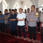 Seluruh jajaran Polres Pasuruan mengikuti salat gaib dan doa bersama di Masjid Rofiqul Ummah, Selasa (4/10/2022).
