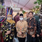 Gubernur Jawa Timur Khofifah Indar Parawansa bersama Menpan RB Abdullah Azwar Anas saat menghadiri Festival Inovasi Desa dan Penganugerahan Top Inovasi Terpuji Kovablik Jatim Tahun 2022.