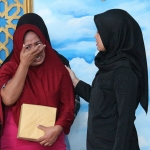 Karutan Perempuan Surabaya Amiek Diyah Ambarwati saat memberikan selamat kepada warga binaan pemenang lomba ceramah dan qiraah.