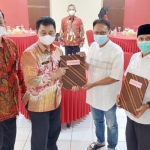 Kadiv Pemasyarakatan Teguh Wibowo menyerahkan pendirian PP kepada dua narapidana Lapas I Surabaya, Jumat (12/8/2022).