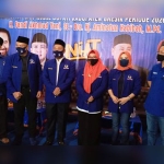 Gus Yani dan Bu Min berjas Nasdem didampingi Ketua Nasdem Gresik, Syaiful Anwar bersama dan para pengurus. foto: SYUHUD/ BANGSAONLINE