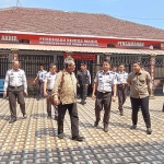 Anggota Komisi 3 DPR RI, Johan Budi saat mengunjungi lapas Ngawi, Selasa (2/8/2023).