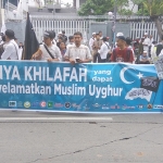 Ratusan massa FUIB saat menggelar aksi bela Uighur di depan Konsulat Jenderal China di Jalan Mayjend Sungkono Surabaya, Jumat (27/12).