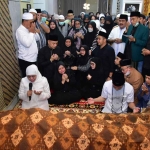 Gubernur Khofifah saat berdoa ketika takziah ke almarhum ayahanda Wali Kota Surabaya, Eri Cahyadi.