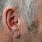 Colin Seaman dengan anting di telinga bagian dalam. Selamat tinggal migrain. Foto: repro mirror.co.uk