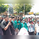Ketua DPRD Ponorogo Sunarto beserta Ketua Fraksi menemui para pengunjuk rasa dari Aliansi Mahasiswa Ponorogo.
