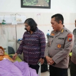 Pj Wali Kota Kediri, Zanariah, saat menjenguk salah satu anggota KPPS yang sedang dirawat.  Foto: Ist