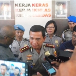 Kapolresta Malang Kota AKBP Leo Simarmata didampingi Kasubag Humas Ipda Ni Made Marhaeni S saat dikonfirmasi awak media, Senin (09/12). foto: IWAN IRAWAN/ BANGSAONLINE