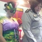Tersangka Ayuk, mucikari prostitusi online asal Klakah Rejo didampingi Kanit PPA dan Humas Polrestabes. foto: eko/ BANGSAONLINE