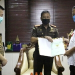 Penyerahan aset oleh Kepala Kejari (Kajari) Surabaya, Anton Delianto kepada Plt. Wali Kota Surabaya, Whisnu Sakti Buana di Kantor Kejari Surabaya.