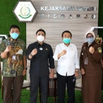 Anggota Komisi III DPR RI Fraksi PDI Perjuangan Bambang DH mengunjungi Kejaksaan Negeri (Kejari) Sidoarjo, Selasa (22/12/2020). (foto: ist)