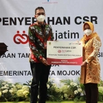 Penyerahan CSR dilakukan secara simbolis oleh Direktur Utama bankjatim, Busrul Iman kepada Wali Kota Mojokerto Hj. Ika Puspitasari, S.E. foto: istimewa.