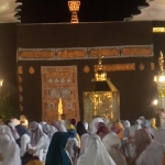 Para jemaah yang ikut sholat tarawih di depan miniatur ka