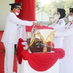Wali Kota Gus Ipul menyerahkan Sang Saka Merah Putih kepada petugas Paskibraka untuk dikibarkan.