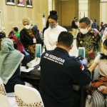 Krisdayanti bersama Wawali Batu Punjul Santoso meninjau pelaksaan vaksinasi di Graha Pancasila Balai Kota Among Tani.