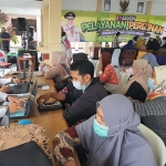 Roadshow pelayanan perizinan yang digelar DPMPTSP Jatim di Kantor Kecamatan Tanggulangin Kabupaten Sidoarjo disambut antusias masyarakat.