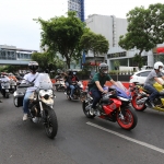 Suasana saat kegiatan test ride Piaggio di jalanan Kota Surabaya.