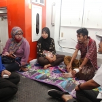 Wagub Jatim Saifullah Yusuf menemui salah satu penumpang kapal cepat ekspress bahari  yang sedang mengalami sakit asma. Foto: YUDI/BANGSAONLINE