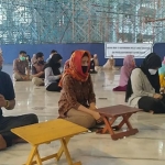 Para milenial saat ikrar dua kalimat syahadat di Masjid Nasional Al-Akbar Surabaya, Jumat (16/10/2020). foto: mma/ bangsaonline.com