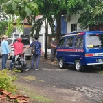 Warga sekitar melihat rumah kontrakan terduga teroris usai ditangkap Tim Densus 88 Anti Teror. foto: SYUHUD/ BANGSAONLINE