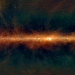 Pemandangan baru Bima Sakti dari Murchison Widefield Array, dengan frekuensi terendah berwarna merah, frekuensi tengah berwarna hijau, dan frekuensi tertinggi berwarna biru. Filamen emas besar menunjukkan medan magnet yang sangat besar, sisa supernova terlihat sebagai gelembung bola kecil, dan daerah pembentukan bintang masif muncul dengan warna biru. [Lubang hitam supermasif di pusat galaksi kita tersembunyi di wilayah putih terang di tengahnya.] Kredit: Dr Natasha Hurley-Walker (ICRAR / Curtin)