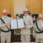 Wali Kota Surabaya, Eri Cahyadi, Ketua DPRD Surabaya, Adi Sutarwijono, saat pengesahan APBD 2022 Kota Surabaya