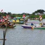 Para peserta lomba perahu hias saat menunjukkan kebolehannya dalam bermanuver. foto: SYUHUD/ BANGSAONLINE