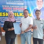 Ketua PPP Gresik Achmad Nadlir saat mengembalikan formulir pendaftaran Bacabup ke Partai Demokrat Gresik. foto: ist.