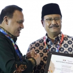 Wali Kota Pasuruan, Saifullah Yusuf atau yang akrab disapa Gus Ipul, saat menerima penghargaan dari Ketua KPK, Firli Bahuri.