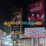 Reklame Ganjar Pranowo selaku calon Presiden RI 2024 dari PDIP terpasang seperti semula usai dicopot Satpol PP Sampang. Foto: MUTAMMIM/BANGSAONLINE