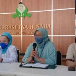 Pihak RS Prasetya Husada Malang saat konferensi pers terkait dugaan malpraktik.