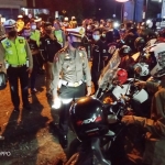 Kasatlantas Polres Pasuruan AKP Yudhi Anugrah Putra didampingi jajaran saat melaksanakan patroli malam dalam skala besar.