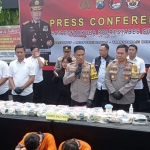Kapolrestabes Surabaya bersama Kasat Narkoba memamerkan narkoba hasil tangkapan
