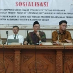 Wakil Ketua DPRD Gresik, Ahmad Nurhamim (tiga dari kiri), bersama Direktur YLBH FT, Andi Fajar Yulianto (dua dari kiri), saat sosialisasi Perda Bankum. Foto: Ist