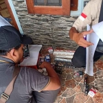 Petugas Satpol PP Kabupaten Malang saat melakukan pemeriksaan.