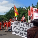 Puluhan massa aksi dari GMNI Jawa Timur saat menggelar aksi di depan Polda Jatim. Foto: Ist