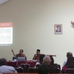Dr Bambang saatmemberikan paparannya di "Bincang-bincang Budaya bersama Dr Bambang Noorsena", di lantai 4 GPIP Eben Heizer Surabaya, Jumat (13/7) malam. foto: YUDI A/ BANGSAONLINE
